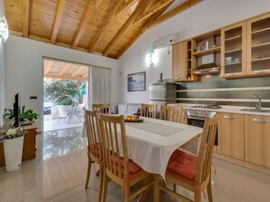 House | Dining - Spacious Holiday Home With Swimming Pool (Razanac)