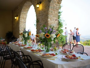 Outdoor dining - Lovely Villa in Tuoro sul Trasimeno With Pool (Lisciano Niccone)