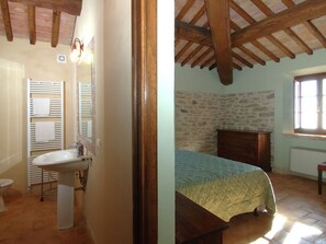 Bathroom - Lovely Villa in Tuoro sul Trasimeno With Pool (Lisciano Niccone)
