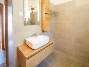 Apartment | Badezimmer | Dusche, Handtücher