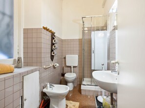 Apartment | Badezimmer | Dusche, Handtücher