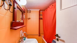 Apartment | Bathroom | Bathtub - Cozy Apartment in Athens near Aghios Ioannis Subway Station (Athens)