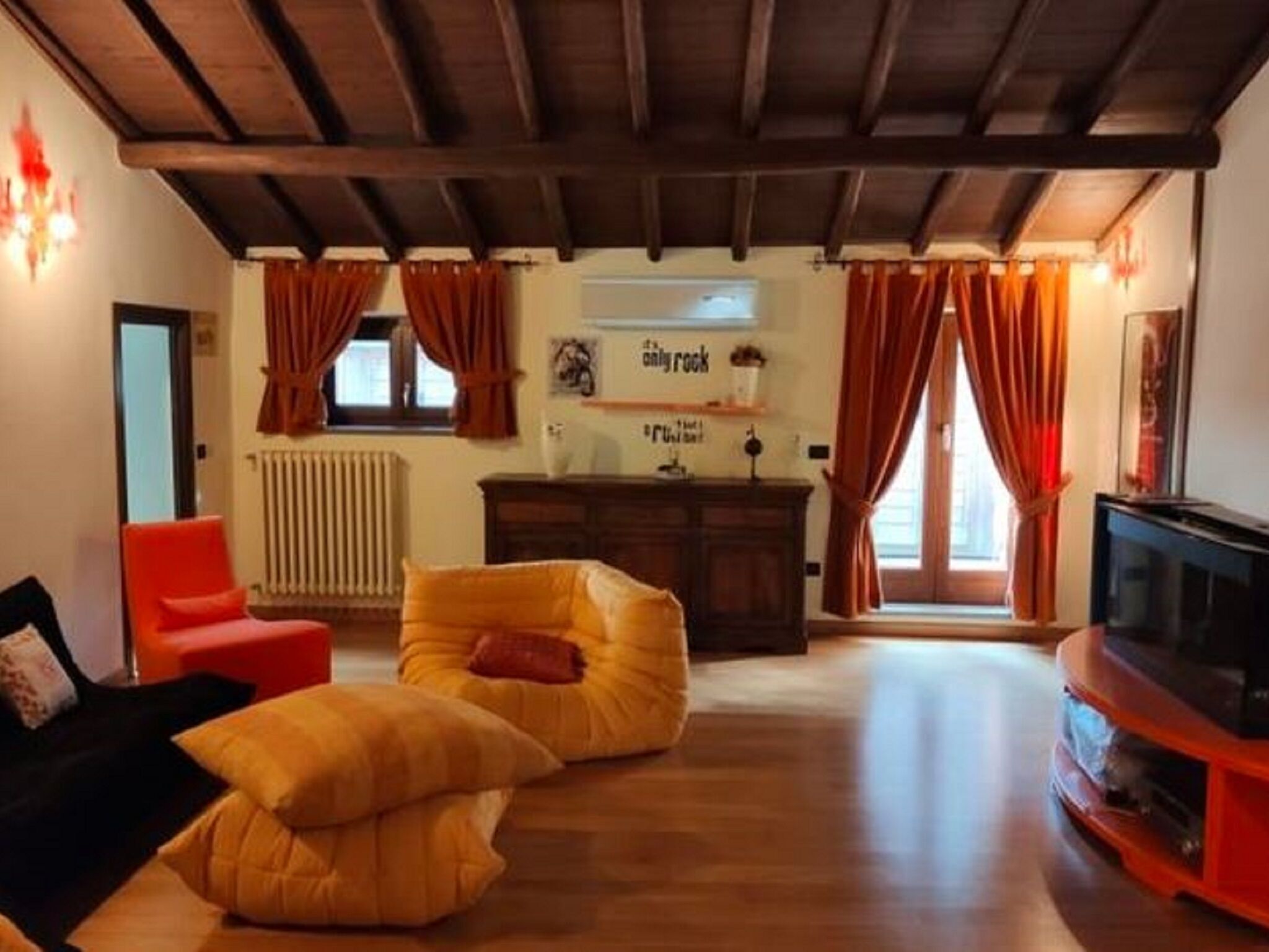 Ferienhaus | Wohnzimmer | Kamin, MP3-Dockingstation