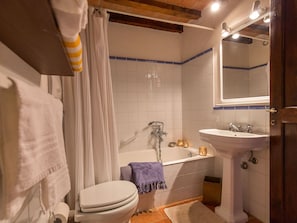 House | Bathroom | Combined shower/tub, towels