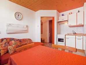Fridge, microwave, oven - Lush Apartment In Wagrain With Terrace (Wagrain)