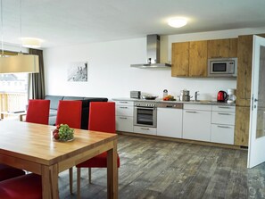 Fridge, oven, dishwasher - Luxurious Apartment in Zell am See Near Ski Area (Zell am See)