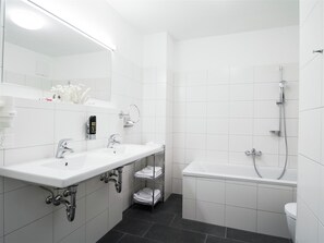 Combined shower/bathtub, towels - Luxurious Apartment in Zell am See Near Ski Area (Zell am See)