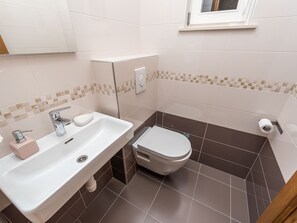 Ferienhaus | Badezimmer | Dusche, Handtücher