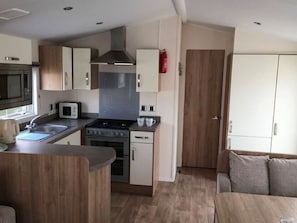 Private kitchen - Cozy Holiday Home in Hastings near Sea Beach (Winchelsea)
