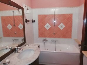 Villa | Badezimmer | Badewanne, Handtücher