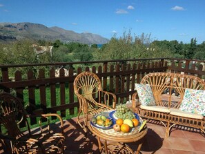 Outdoor dining - Scenic Holiday Home in Castellammare del Golfo near Beach (Castellammare del Golfo)