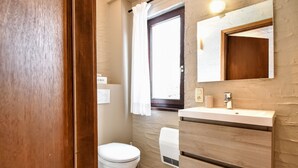 House | Bathroom | Shower - Spacious Holiday Home in Mont With Garden (Malmedy)
