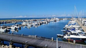 A marina with boats docked along wooden piers. - Stylish Stay in Kagsdorf (Bastorf)