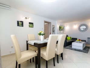 Una sala de estar moderna con comedor.