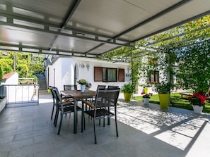 Apartment | Dining - Lovely Apartment With Terrace & Garden Grill (Malinska-Dubasnica)