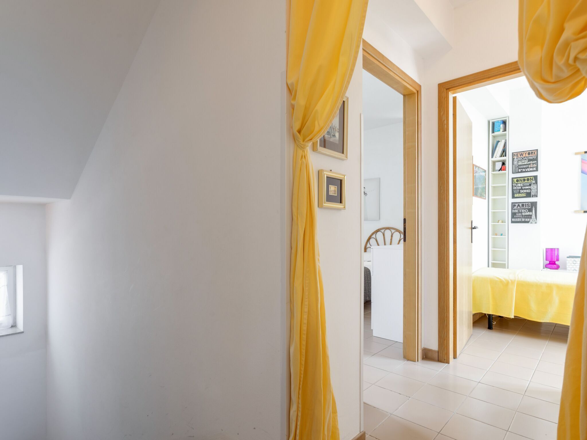 2 Schlafzimmer, individuell eingerichtet, Bettwäsche