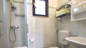 Bathroom - Comfortable Apartment ina Quiet Location, With a Shared Swimming Pool, Near Pula (Medulin)