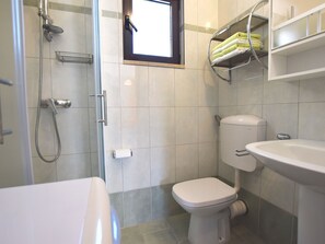 Bathroom | Shower, towels