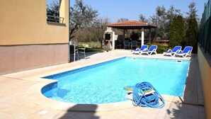 Pool - Comfortable Apartment ina Quiet Location, With a Shared Swimming Pool, Near Pula (Medulin)