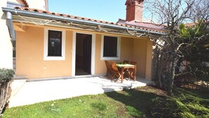 Exterior - Comfortable Apartment ina Quiet Location, With a Shared Swimming Pool, Near Pula (Medulin)