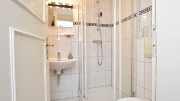 Apartment | Badezimmer | Dusche, Haartrockner