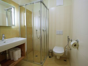 Bathtub, towels - Snug Apartment in Zell am See near Ski Slopes & Ski Bus (Zell am See)
