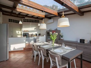 A modern kitchen with a dining area. - Villa in Cortona With Private Pool (Magione)