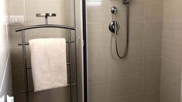 Apartment | Bilik Mandi | Pancuran mandi, tuala disediakan