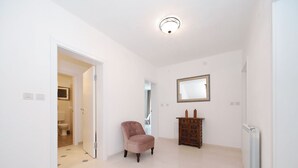 Unclassified image, 5 of 33, button - Charming Apartment Directly on the Sea, Whirlpool and Sauna, Beautiful Garden (Starigrad)
