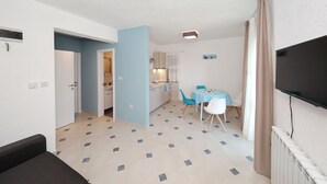 Unclassified image, 4 of 33, button - Charming Apartment Directly on the Sea, Whirlpool and Sauna, Beautiful Garden (Starigrad)
