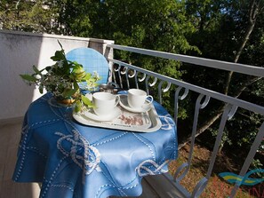 Outdoor dining - Spacious Apartment in The Croatian Islands (Malinska-Dubasnica)
