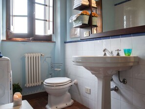 Villa | Bathroom | Combined shower/tub, towels