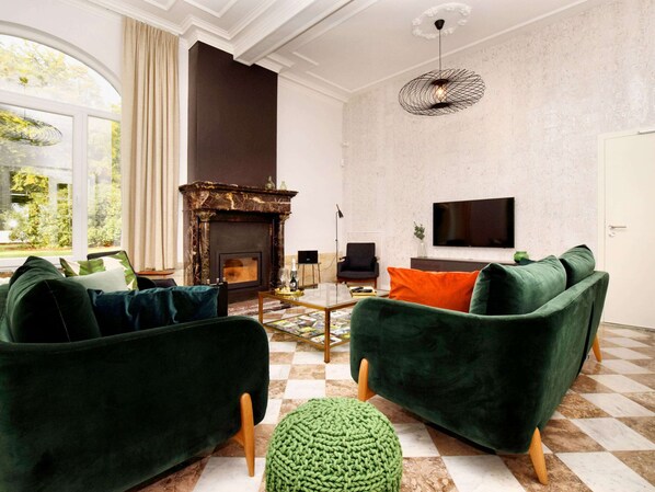 บ้านพัก | บริเวณนั่งเล่น | เครื่องเล่นดีวีดี, แท่นต่อ iPod