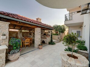 Apartment | Outdoor dining - Adorable Apartment in Murter with Hot Tub (Murter-Kornati)
