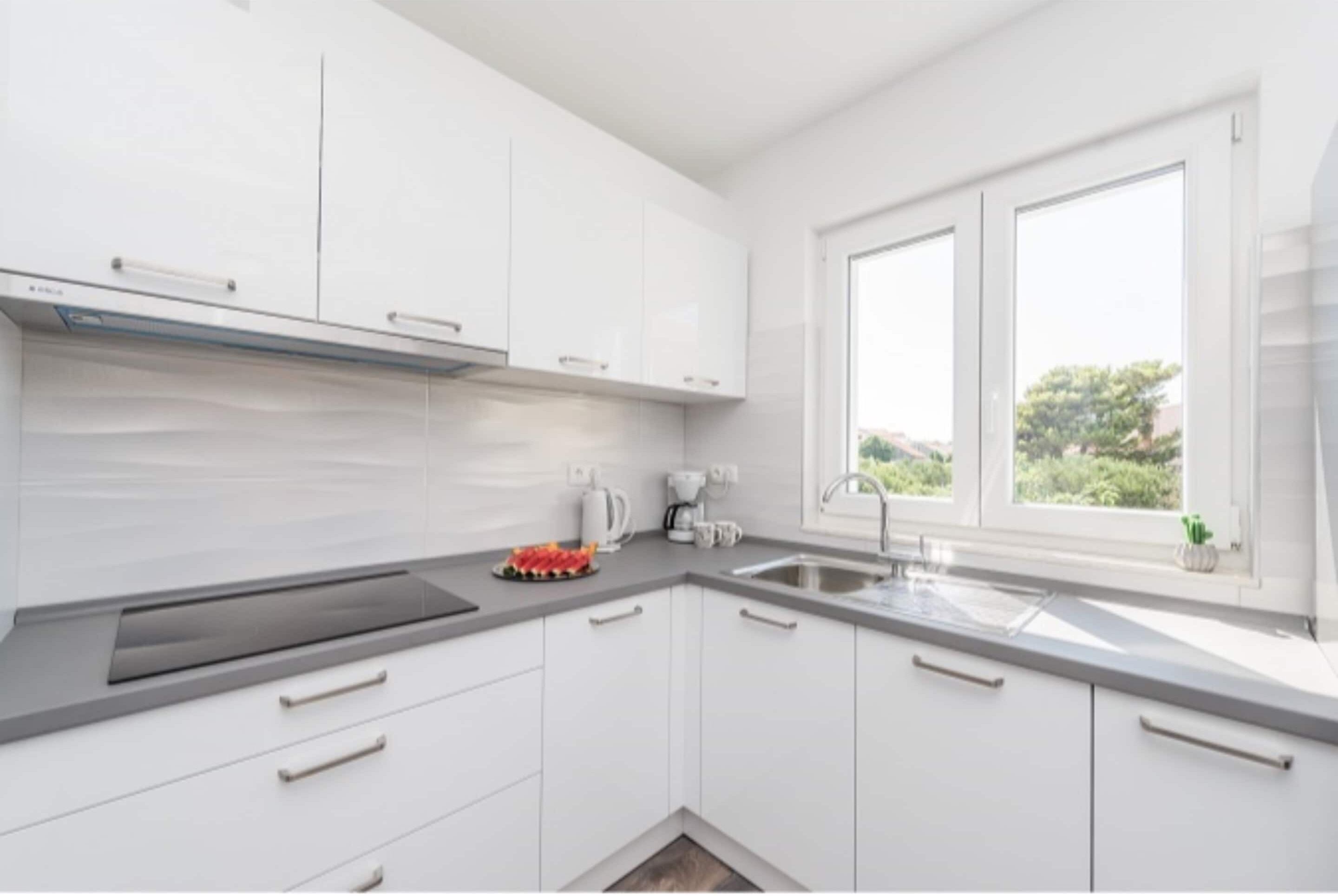 Leilighet | Eget kjøkken | Høy barnestol og kjøkkenutstyr