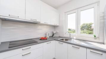 Leilighet | Eget kjøkken | Høy barnestol og kjøkkenutstyr