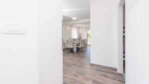 A hallway with a dining area in the background. - Modern Apartment in Pakostane With Barbecue (Pakostane)