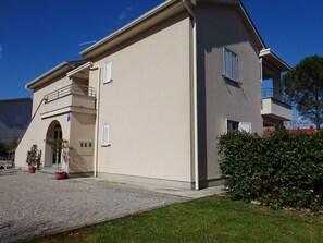 Exterior - Large Apartment in Malinska near Sea (Malinska-Dubasnica)