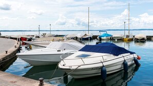 Ein Yachthafen mit mehreren Booten, die an der Mole festgemacht sind.