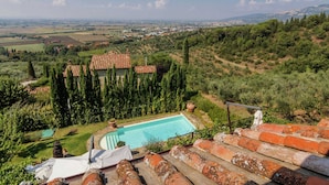 Piscina com vista para uma cidade e zona rural.
