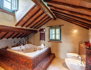 Bathroom - Luxury Pool Villa in Cortona (Cortona)