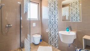 Villa | Bathroom - Luxurious Villa in Vodnjan With Swimming Pool (Vodnjan)