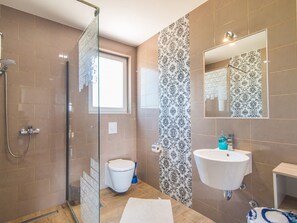 Villa | Badezimmer | Dusche, Haartrockner, Handtücher