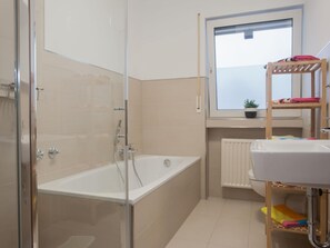 Bathtub, towels