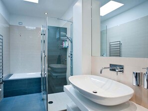 Villa | Bathroom - Fully Equipped Villa With Private Pool, Very Suitable for Groups (Floridia)