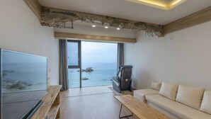 Desk, laptop workspace, free WiFi - Square Root Stay (Goseong)