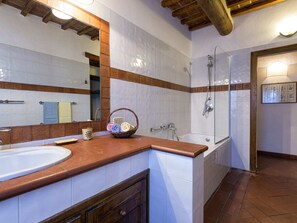 Bathroom - Stunning Villa With Terrace and Private Pool in Tuscan Hills (Cortona)