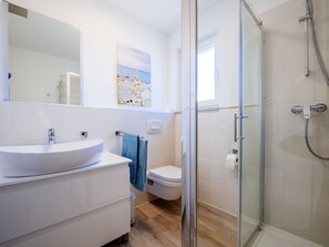 Villa | Badezimmer | Dusche, Haartrockner