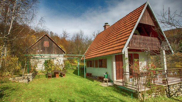 Property grounds - Rural House With Splendid Mountains View, 2 Terraces, Nice Veranda Lovely Garden (Gospic)