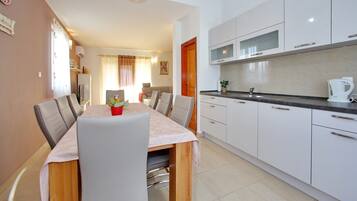 Apartemen | Dapur pribadi | Kursi makan untuk bayi